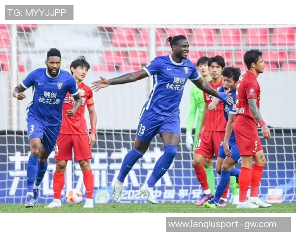 最后时刻U22国足角球争议鲍世蒙拔角旗杆遭黄牌处罚后幽默插回